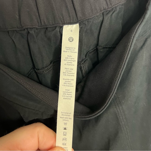 Lululemon Metropolis Maven High Rise Crop Size 4 Black Cargo Pant - Picture 11 of 12